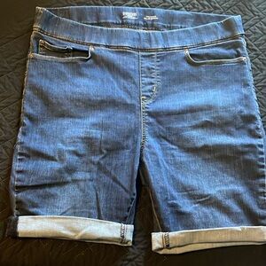 Levi’s pull on Bermuda Shorts